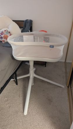 HALO Bassinest Baby Bassinet + 2 Muslin Sheets