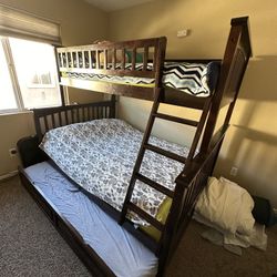Triple bunk bed 🛌, literally de tres camas 🛌