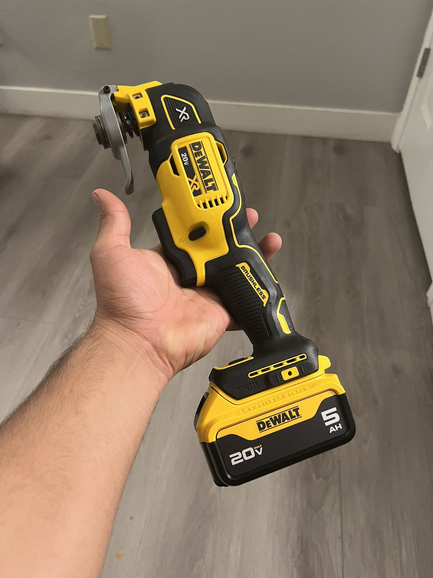 DEWALT XR Oscillating Multi Tool with (1) 5Ah Battery and Charger