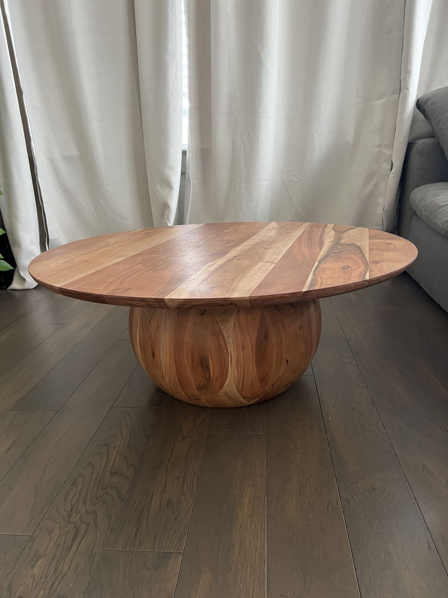 SAFAVIEH Couture Gabribella Rd Wood Coffee Table - 35.5 IN W x 35.5 IN D x 13.5 IN H