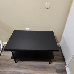 Nice coffee table. It is in good condition.