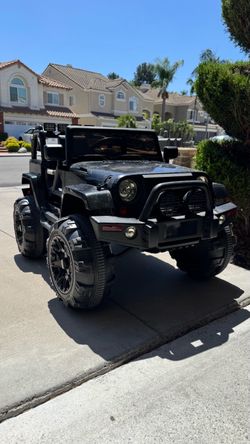 Kids' electric ride-on truck (Jeep Wrangler / off-road style)