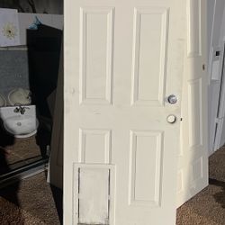 Una Puerta Purta Trasera De 32 Pulgadas Con Purta Para Perro