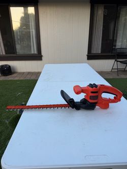 Black deker 17” corded hedge trimmer