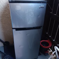 Magic Chef Refrigerator W/ Freezer  3 Feet tall