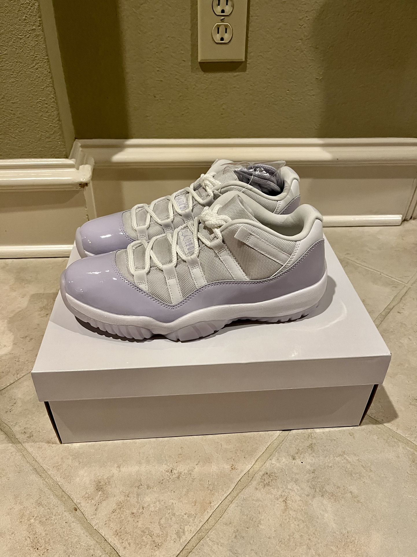 Jordan 11 Retro Low Pure Dead Size 11 women's