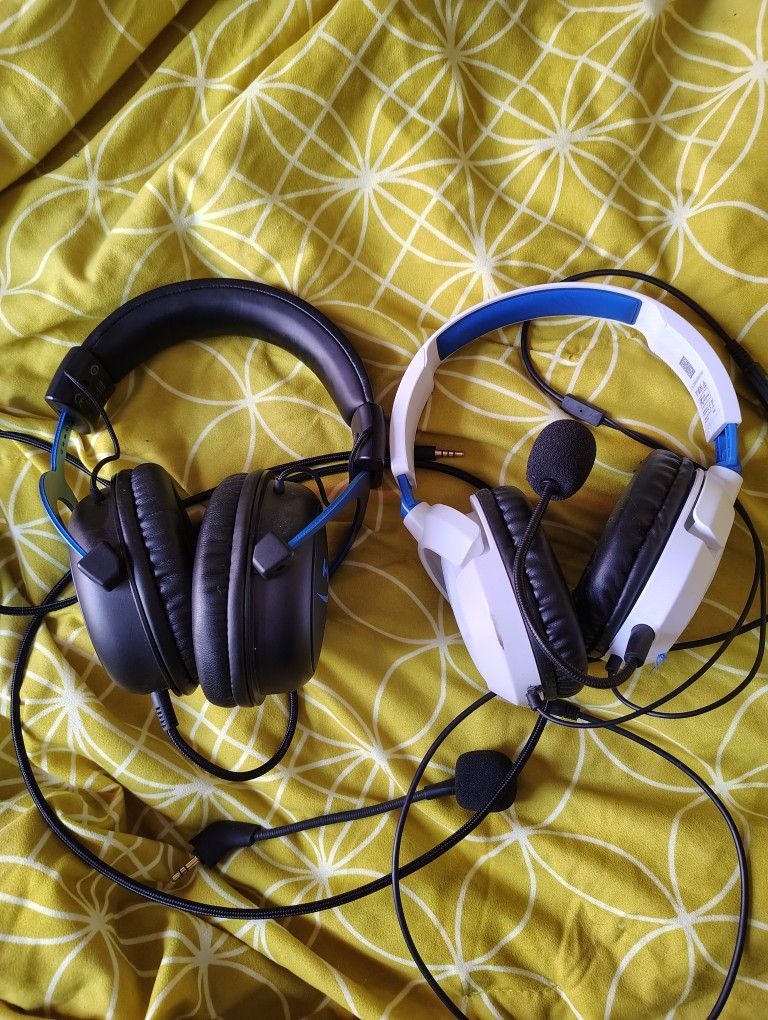 2 Wired Headsets Hyperx And Turtle Beach