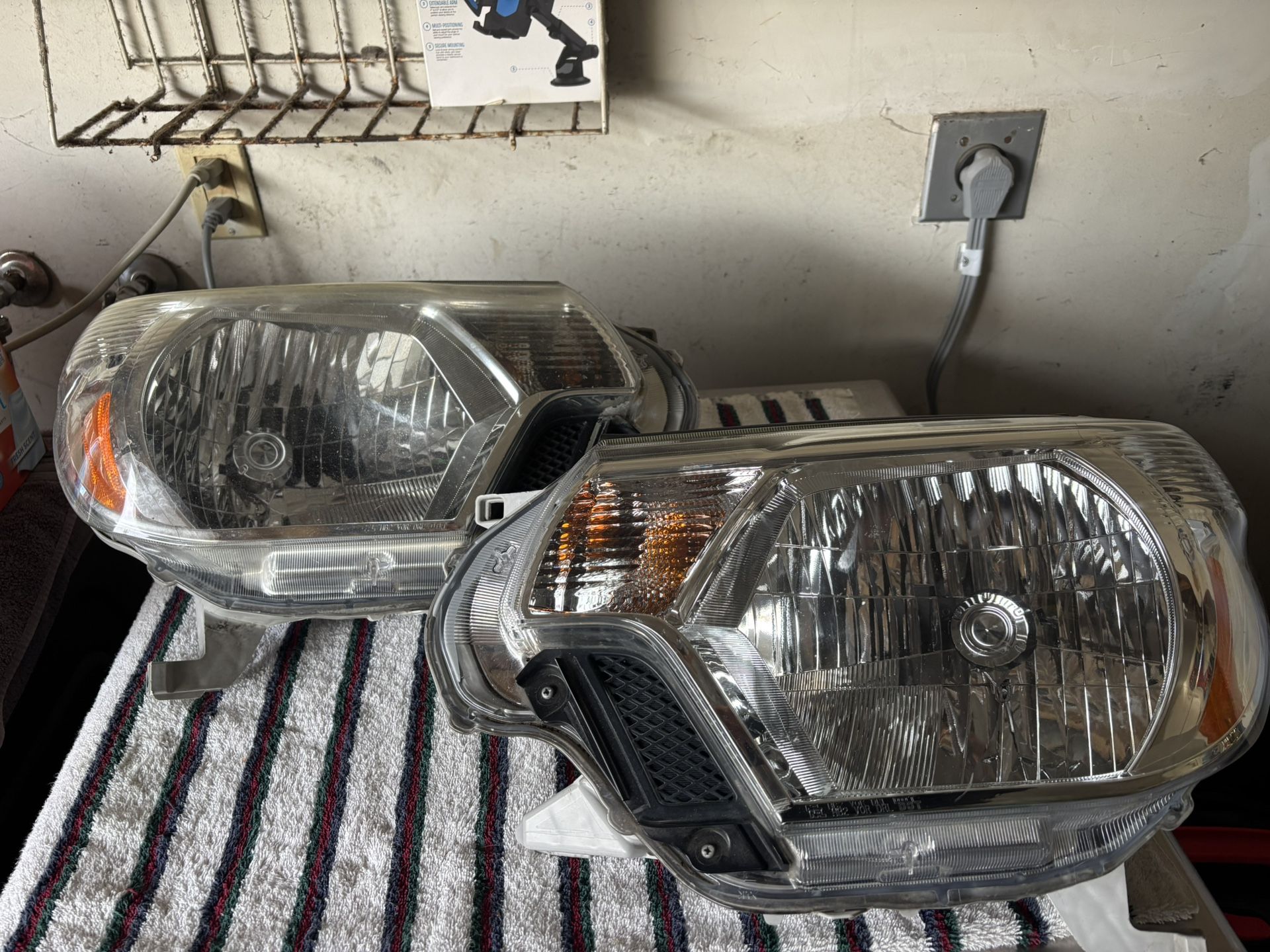 2015 Toyota Tacoma Headlights Set