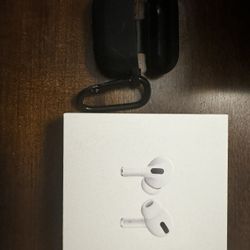 AirPods Pro With Wireless Charging Case