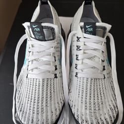 Air VaporMax Flyknit 3  Size 8 White/Aurora Green Black