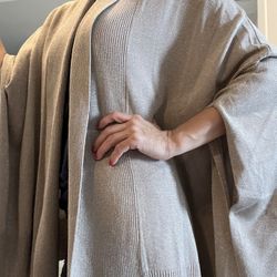 Sparkling strands radiate contemporary style on a very soft Calvin Klein Poncho shawl generously sized  One Size fits all Poncho Nuevo color negro con