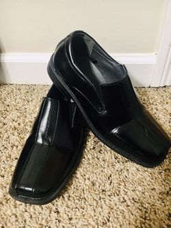Boys dress shoes. Size 4.5