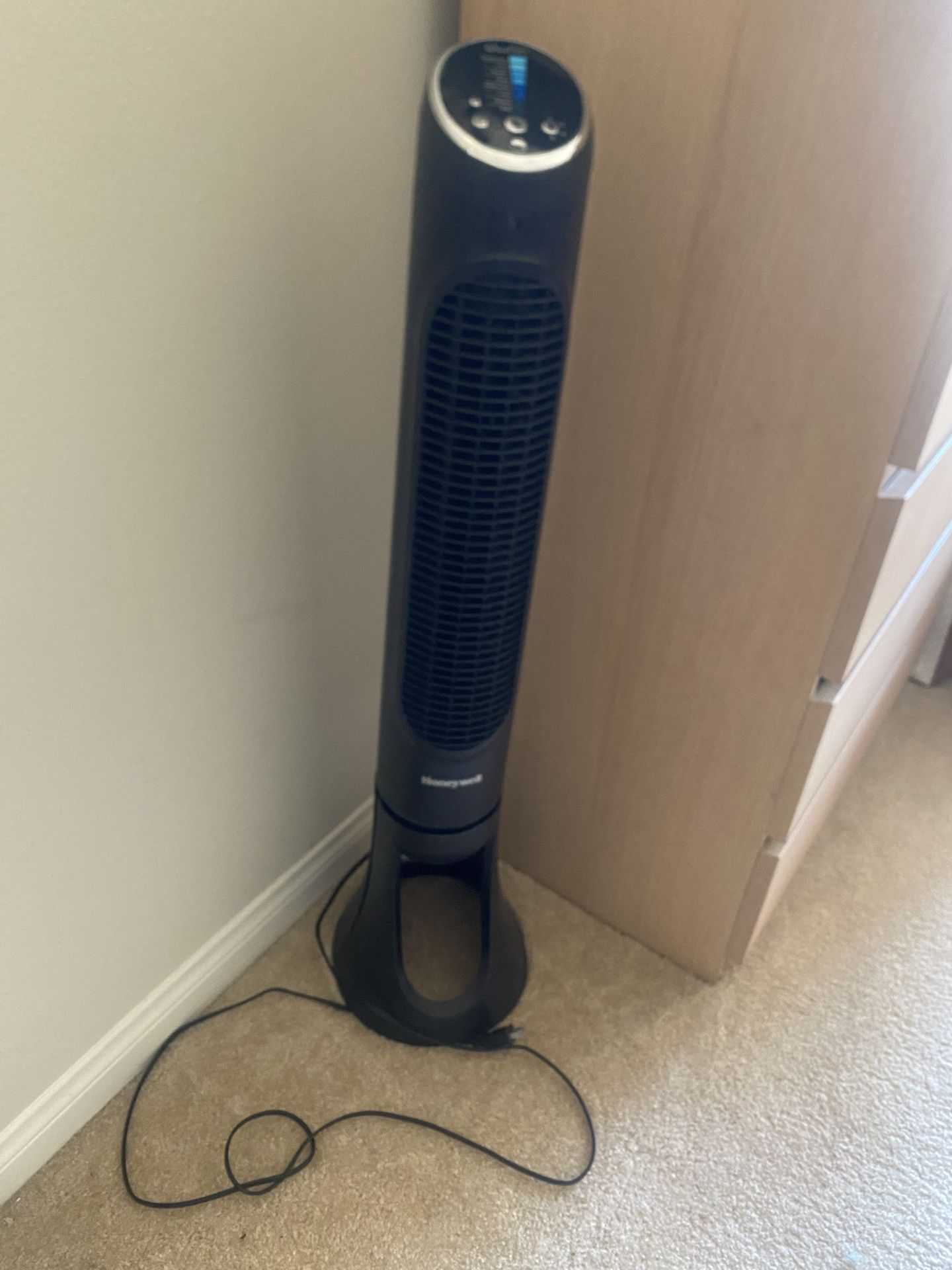 Honeywell Standing Tower Fan with Remote – Excellent Condition
