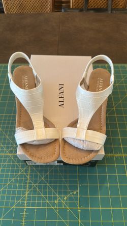 Women’s 6.5 White Croc Summer Sandals