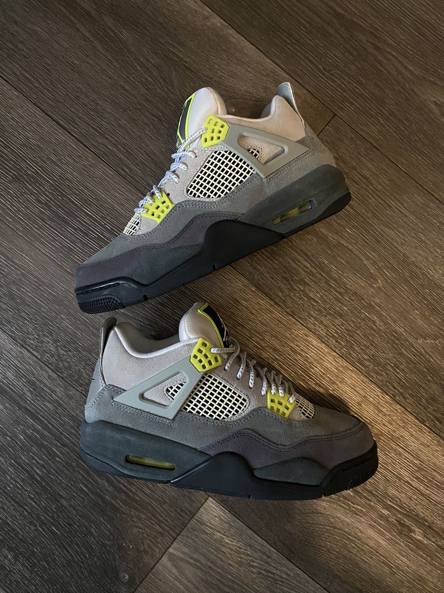 Jordan 4 SE NEON size 8