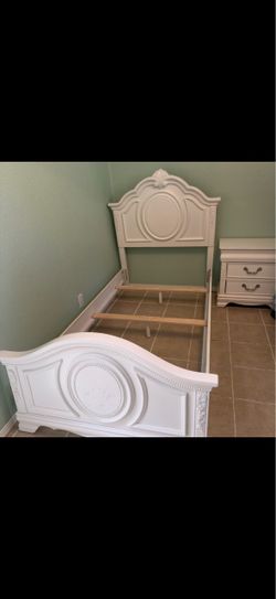 🌹ASHLEY TWIN SIZE BED FRAME AND NIGTSTAND🌹