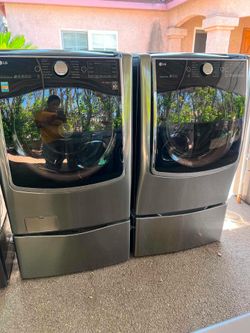 JUMBO LG SET WASHER AND GAS DRYER / WITH PEDESTALS