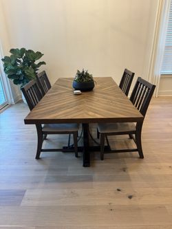Magnolia Table With 4 Chairs