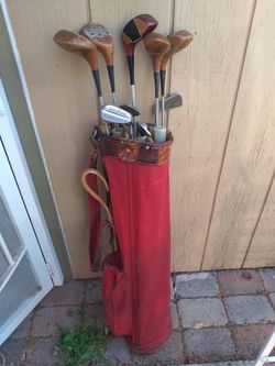 Spalding Golf Clubs.  Two 7 Irons,  1 6 IRON,  1 9 IRON.  TWO 1 WOODS,  ONE 2 CLUB, ONE 4 CLUB & ONE 4 CLUB. LOOK LIKE 1970'S CLUBS. 