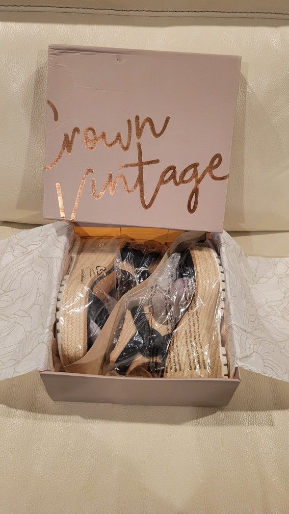 CROWN VINTAGE BEAUTIFUL NEW LEATHER SANDLES WEDGES