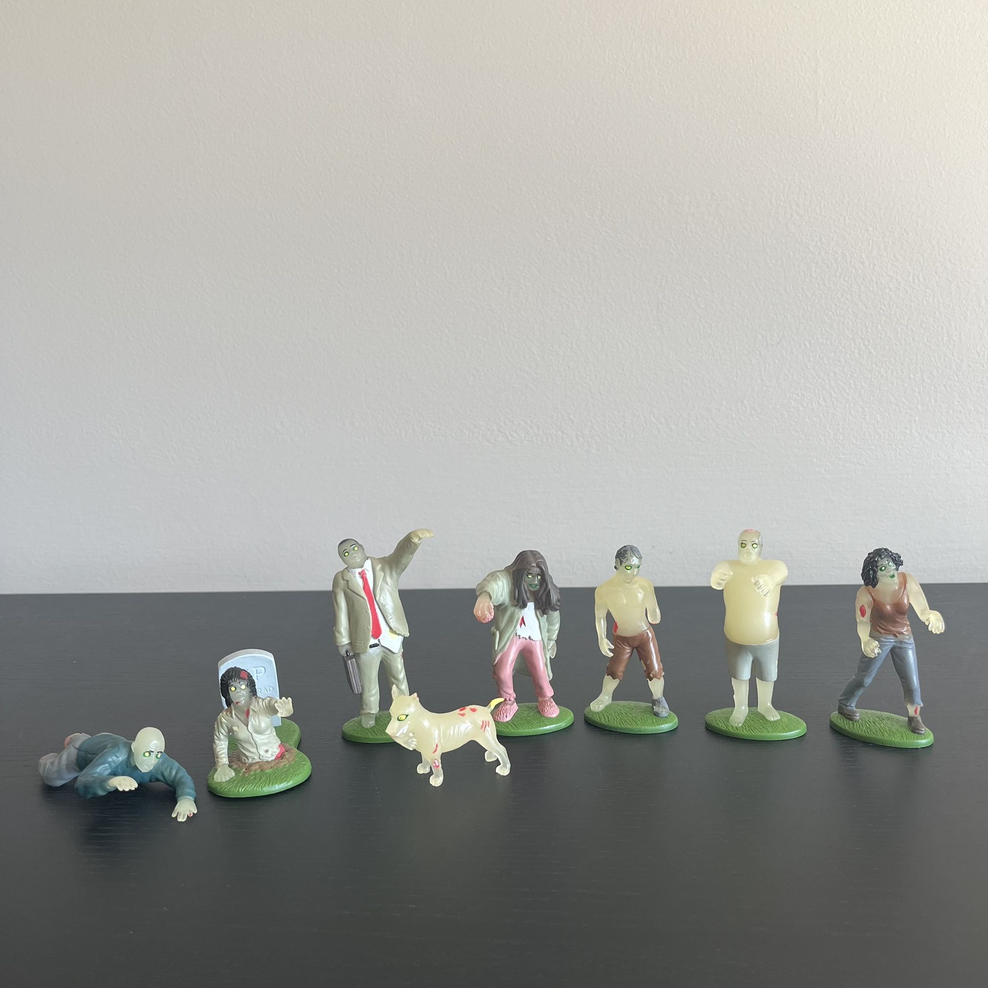 Accoutrements Zombies Glow in the Dark Flesh Eating Toy Figures 8 Pc