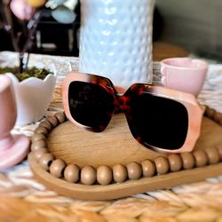 Gucci glasses, in excellent condition. Price: $120.