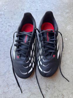 Nike kids size 4 soccer shoe