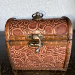 Small  Vintage -style wooden trinket box or jewelry case