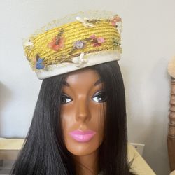 👒 Vintage Marché Exclusive Yellow Floral Pillbox Hat with Veil Precio: $65.00 Ubicación: Katy, TX (Zip 77494 / 77450) English Description: Stunning a