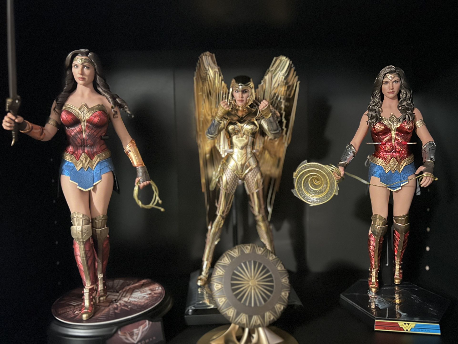 Hot toys 1984 Golden Armor DELUXE Wonder Woman