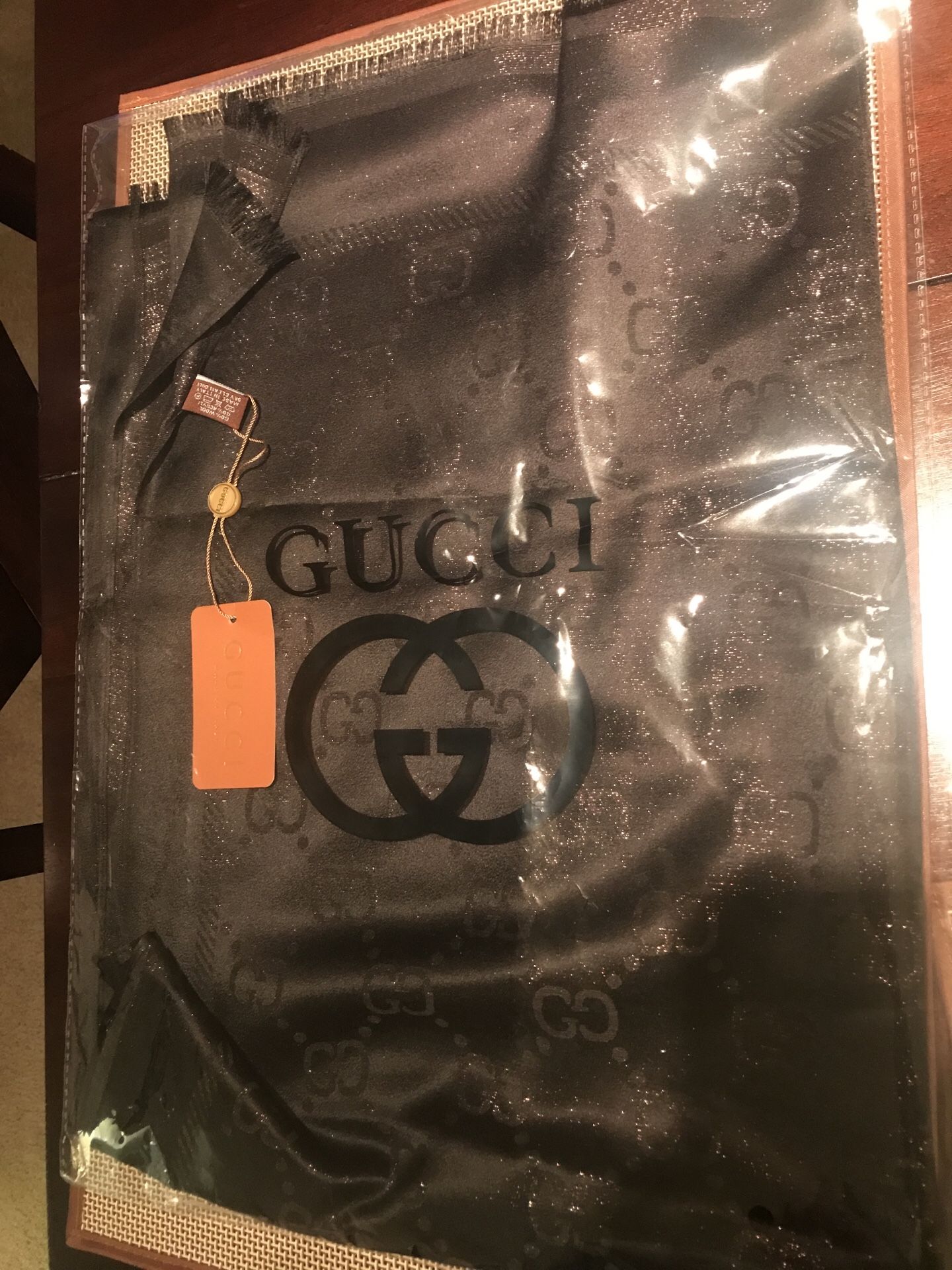Selling Gucci scarf