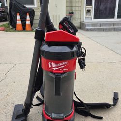 Milwaukee Vacuum With Charger And Battery