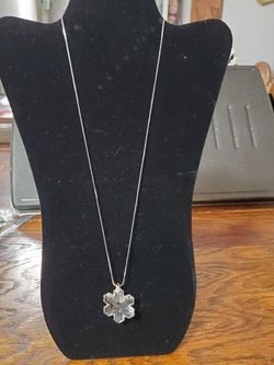 VINTAGE GLASS SNOWFLAKE NECKLACE