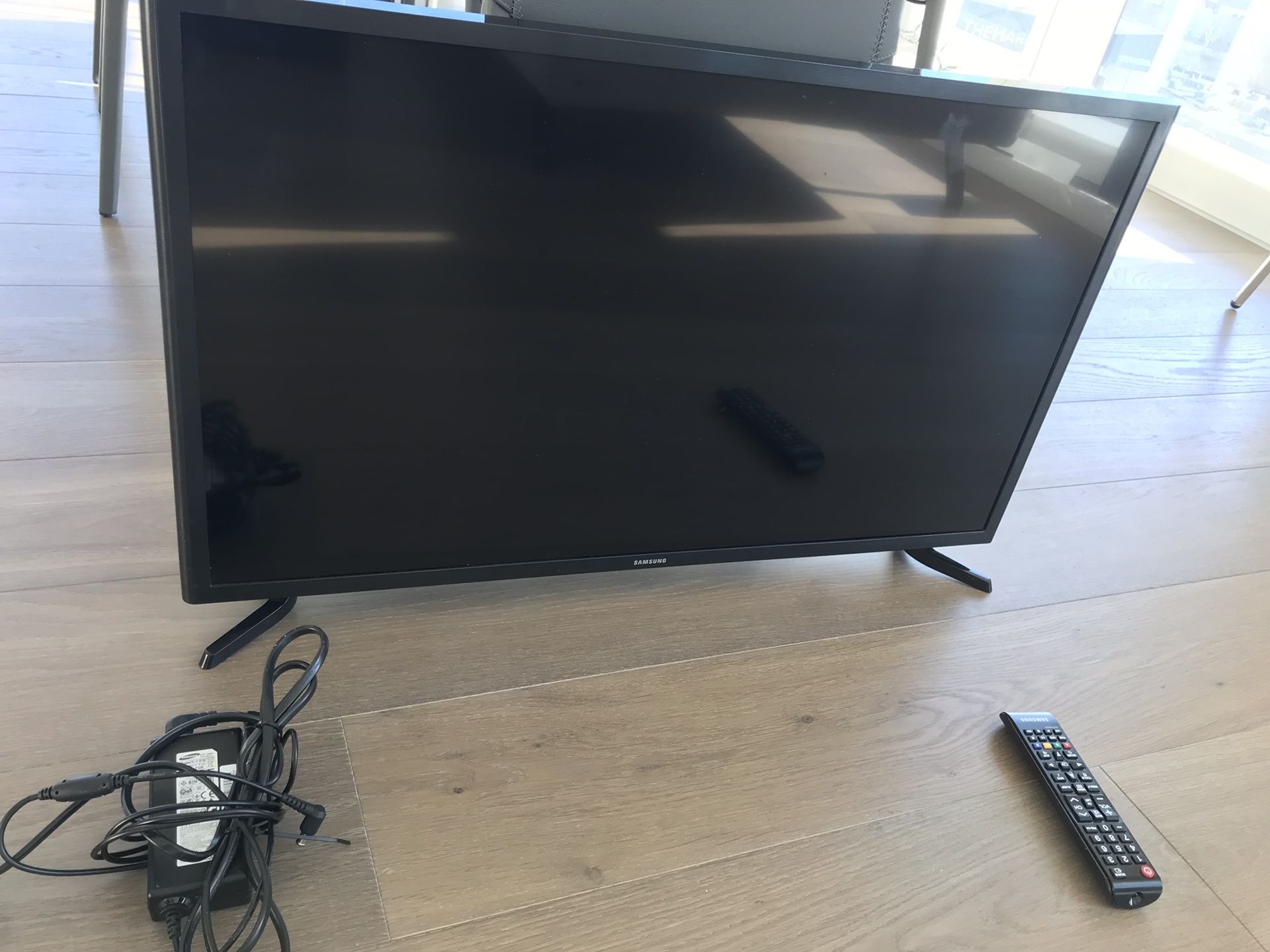 32 inches Samsung TV and monitor