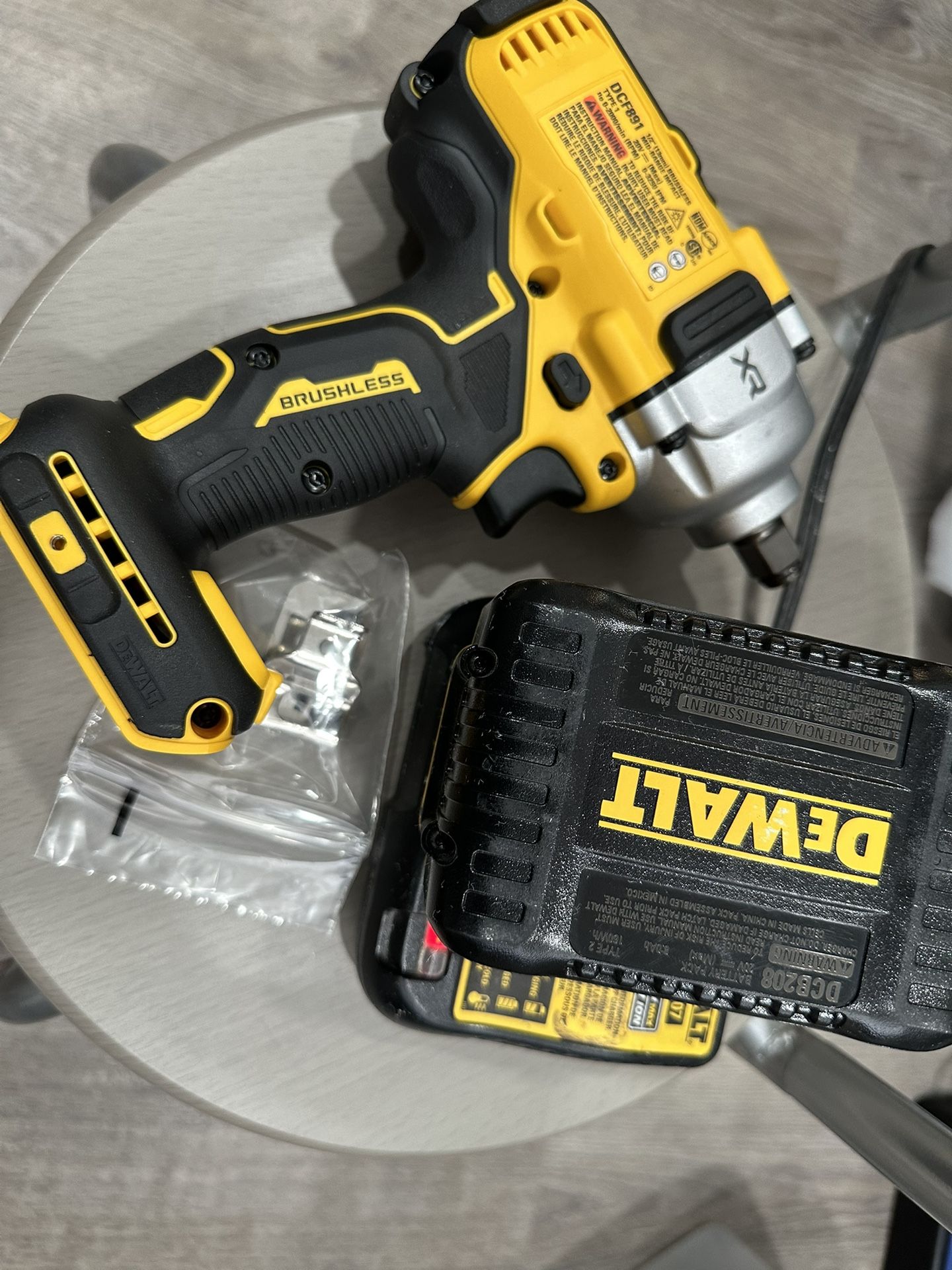 Dewalt 20v 1/2 Impact Wrench XR Like New 8Ah One Battery One Charger