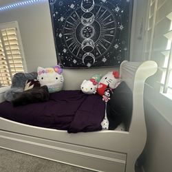 Twin sleigh bed With Storage