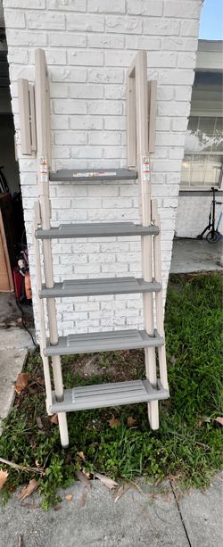 Above ground pool ladder