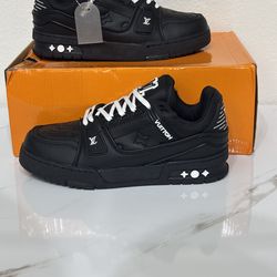 LV trainers black
