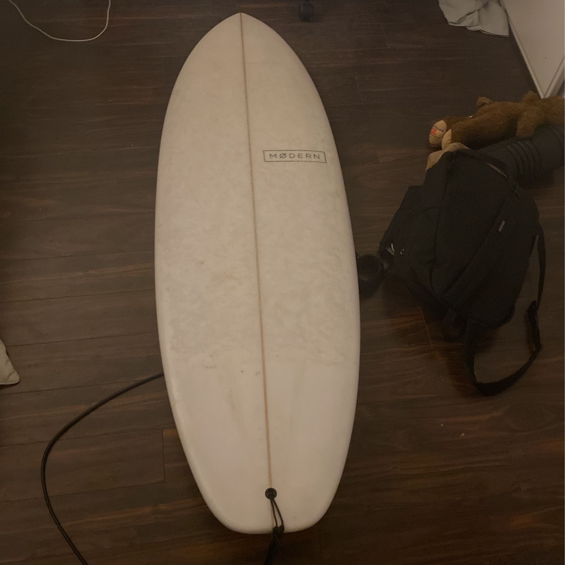 modern surfboard 5’8