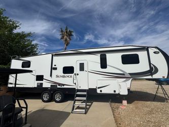 2016 Sundance 3300CK 5th Wheel