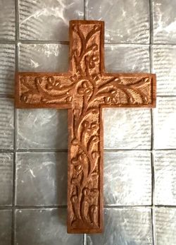 Beautiful Hand-Carved Wooden Floral Wall Cross Approx 9” x 6” Hand-carved wooden wall cross with a medium brown finish. This piece has intricate flo
