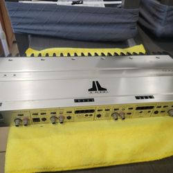 UN AMPLIFIER JL AUDIO 