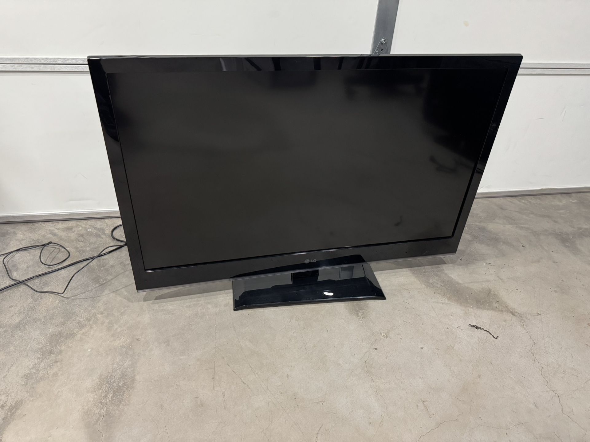 LG 42”inch. NOT SMART TV, NO REMOTE !! -35ave & Glendale