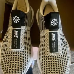 Brand New Nikes 11w 9.5 M