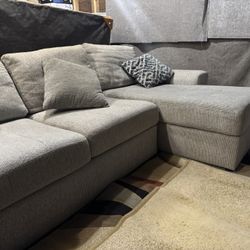 (Free 🚚 Delivery)Grey Sectional Couch With Chase