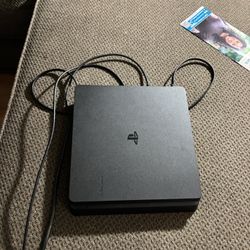 PS4 Slim 