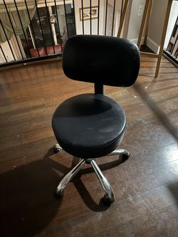 Black rolling desk chair