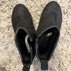 Toddler Cat And Jack Black Booties Size 7 - Like New 