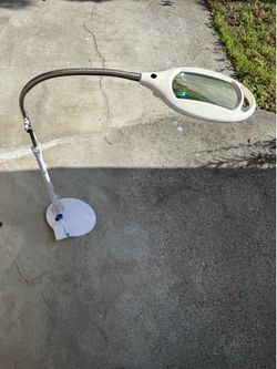 Free magnifying glass with light