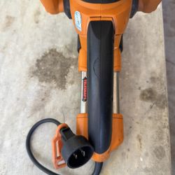 Worx electric plug in 22" cut hedge trimmer in good condition, handle extends. 